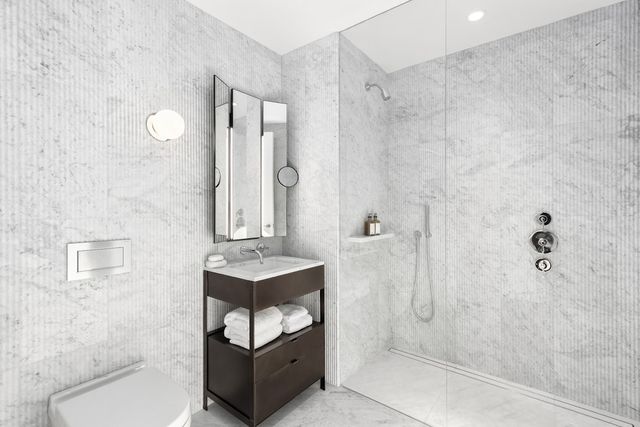 135 E 47th St Apt 22A, New York City, NY 10017