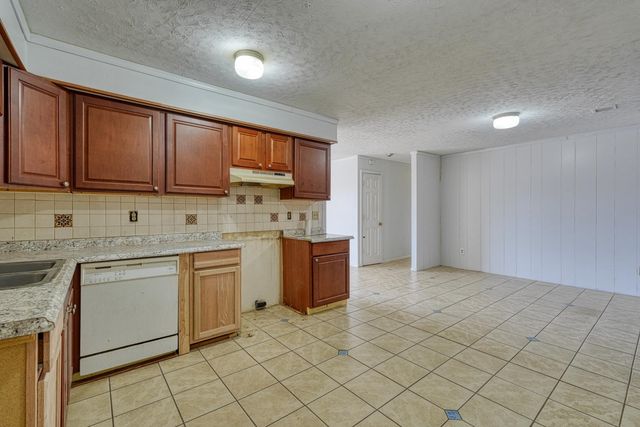 2560 W Croft Circle, Spartanburg, SC 29302