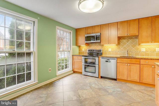 8003 BETHELEN WOODS LN, Springfield, VA 22153