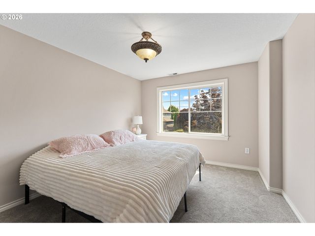12100 HAZELDELL Ave, Oregon City, OR 97045