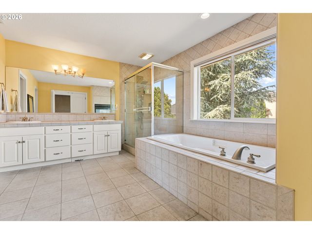 12100 HAZELDELL Ave, Oregon City, OR 97045