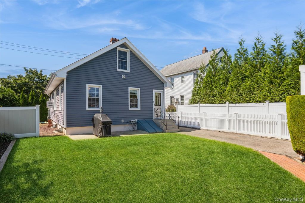 99 Barwick Street, Floral Park, NY 11001 — photo 4