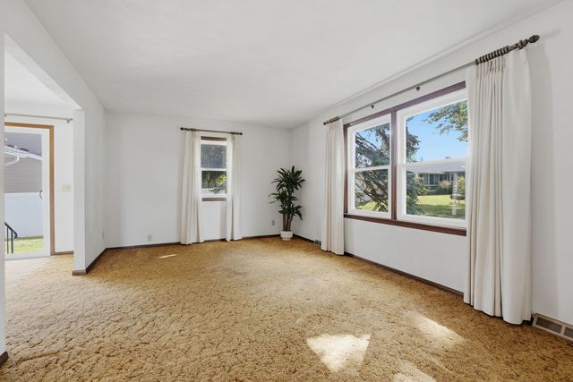 4702 Sheridan Street, Davenport, IA 52806