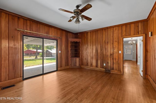 1328 W Main St, White Pine, TN 37890