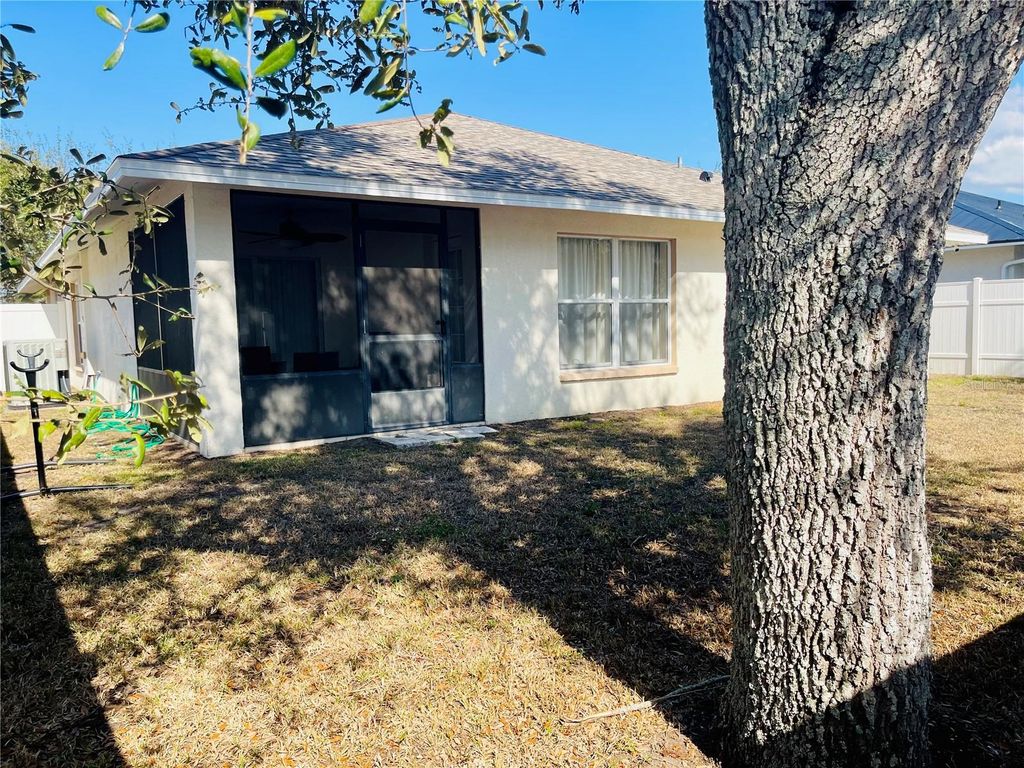 Image 4 of property listing at 2209 PLEASURE RUN DRIVE, Ruskin, FL 33570