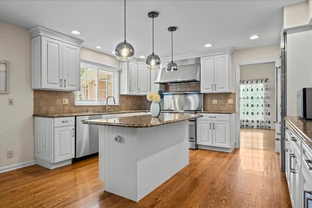 455 Rockefeller Road, Lake Forest, IL 60045