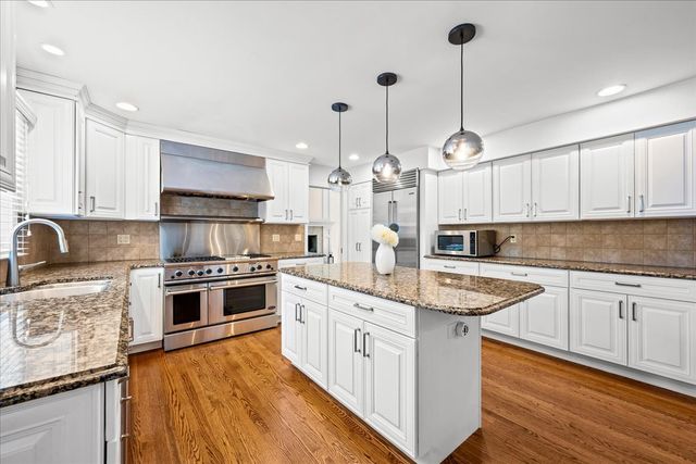 455 Rockefeller Road, Lake Forest, IL 60045