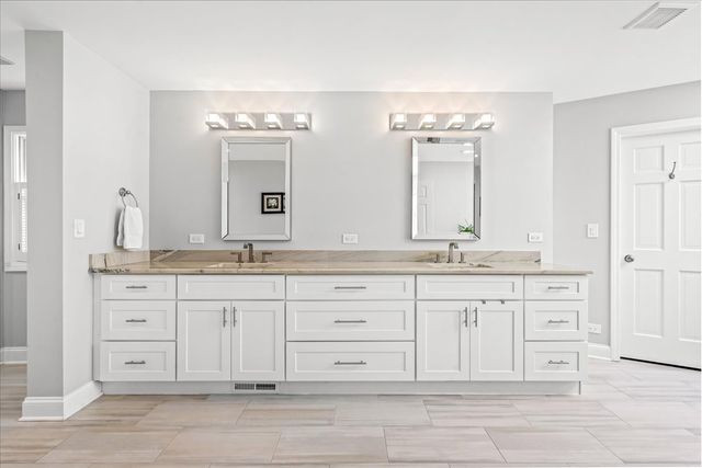 455 Rockefeller Road, Lake Forest, IL 60045