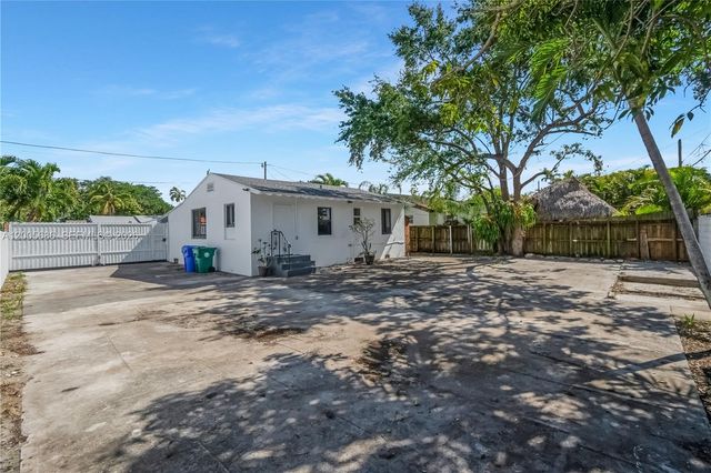 1340 NW 52nd St, Miami, FL 33142