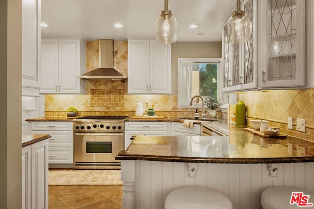 7811 Nardian Way, Los Angeles, CA 90045