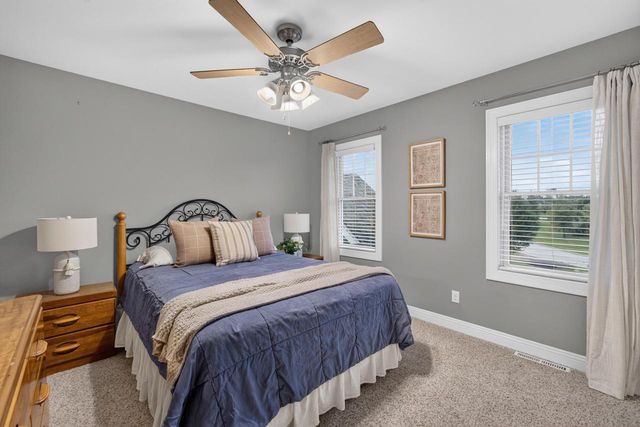 1347 W Stillwater CIRCLE, Mequon, WI 53092