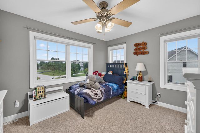 1347 W Stillwater CIRCLE, Mequon, WI 53092