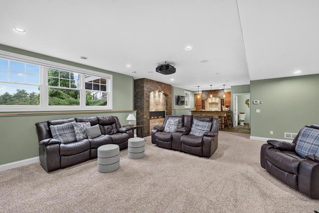 1347 W Stillwater CIRCLE, Mequon, WI 53092