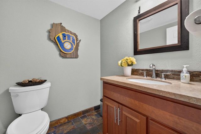1347 W Stillwater CIRCLE, Mequon, WI 53092