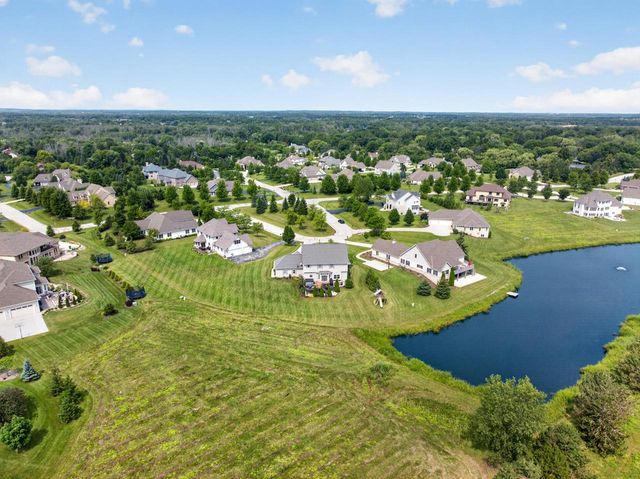 1347 W Stillwater CIRCLE, Mequon, WI 53092