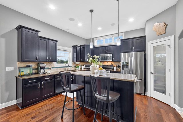1347 W Stillwater CIRCLE, Mequon, WI 53092