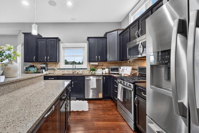 1347 W Stillwater CIRCLE, Mequon, WI 53092