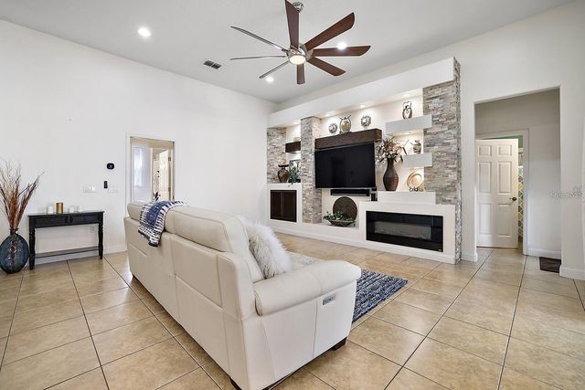 2847 MAJESTIC ISLE DR, Clermont, FL 34711