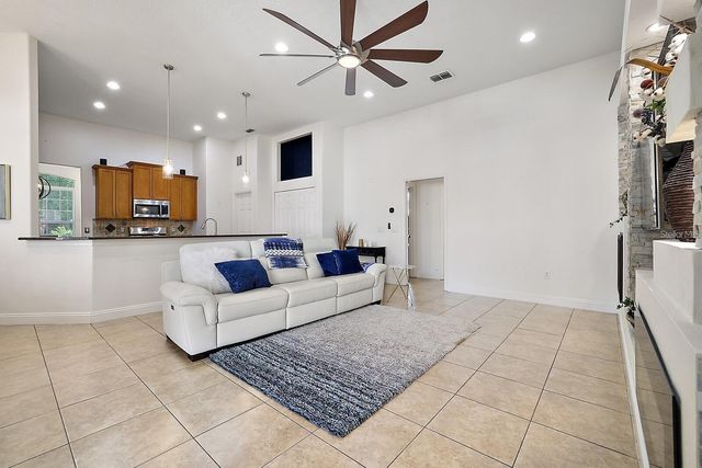 2847 MAJESTIC ISLE DR, Clermont, FL 34711