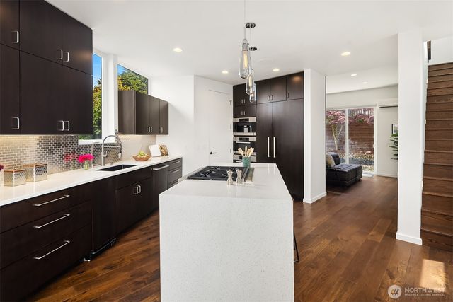 2560 12th Avenue W, Seattle, WA 98119