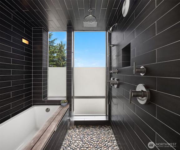 2560 12th Avenue W, Seattle, WA 98119