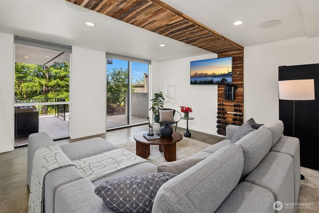 2560 12th Avenue W, Seattle, WA 98119