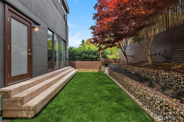 2560 12th Avenue W, Seattle, WA 98119