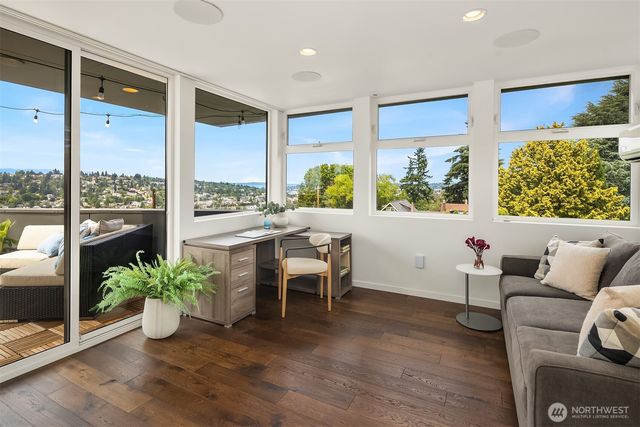 2560 12th Avenue W, Seattle, WA 98119