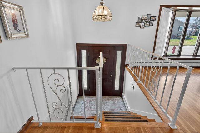 27 Wenscott Lane, North Providence, RI 02904