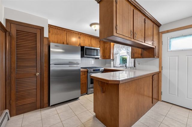 27 Wenscott Lane, North Providence, RI 02904