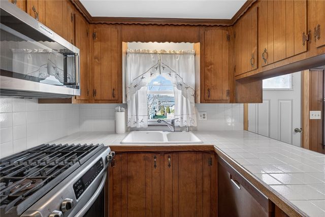 27 Wenscott Lane, North Providence, RI 02904