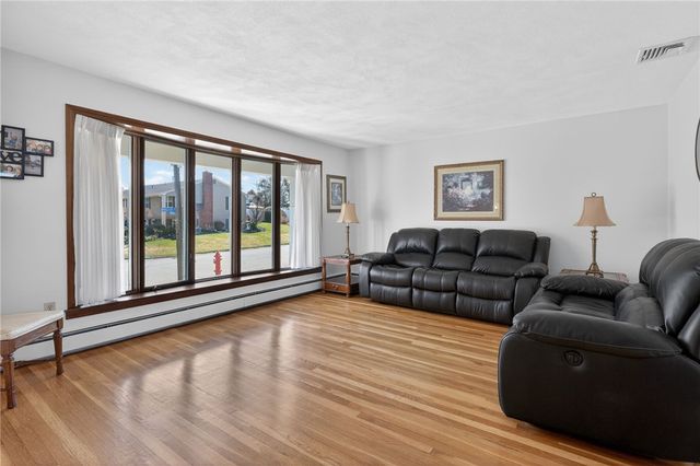 27 Wenscott Lane, North Providence, RI 02904