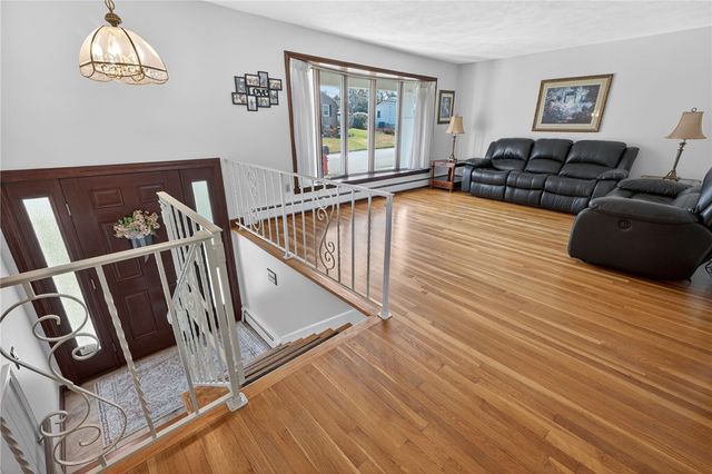 27 Wenscott Lane, North Providence, RI 02904