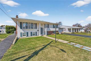 27 Wenscott Lane, North Providence, RI 02904