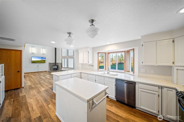 1911 E Island Lake Drive, Shelton, WA 98584