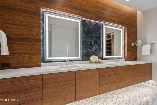 6587 N PALMERAIE Boulevard 2046, Paradise Valley, AZ 85253
