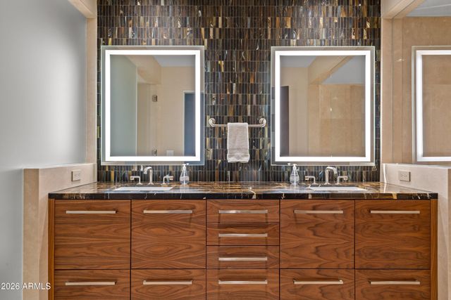 6587 N PALMERAIE Boulevard 2046, Paradise Valley, AZ 85253