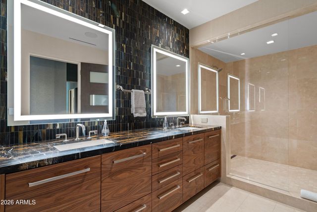 6587 N PALMERAIE Boulevard 2046, Paradise Valley, AZ 85253