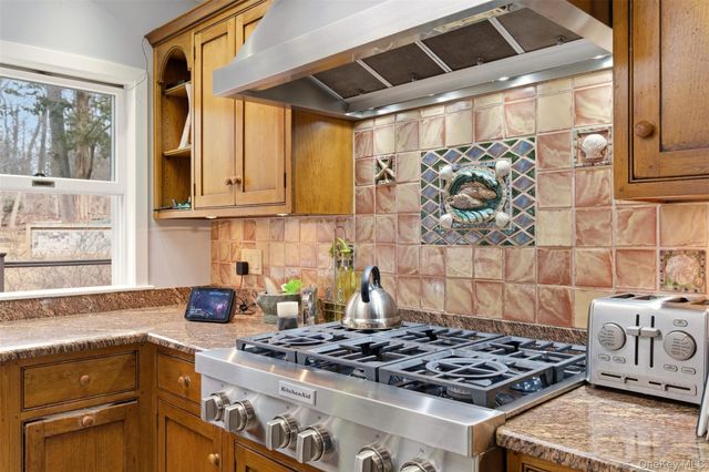 5 Cherrylawn Lane, Northport, NY 11768