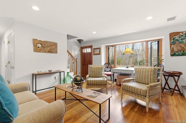 5 Cherrylawn Lane, Northport, NY 11768