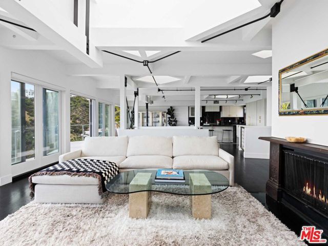 1885 Sunset Plaza Drive, Los Angeles, CA 90069