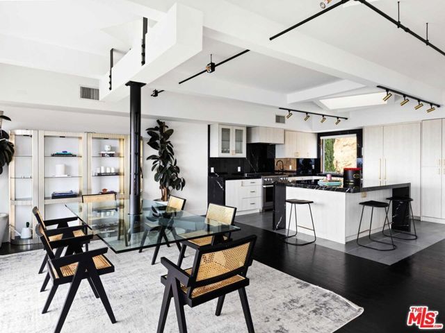 1885 Sunset Plaza Drive, Los Angeles, CA 90069