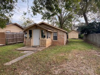 1229 E Kyle Road, Clute, TX 77531