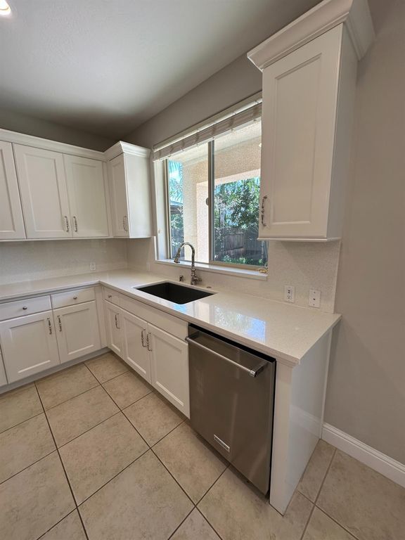 Image 12 of property listing at 11664 N Bella Verde Avenue, Fresno, CA 93730