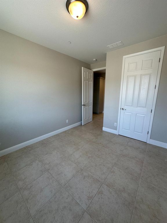 Image 23 of property listing at 11664 N Bella Verde Avenue, Fresno, CA 93730