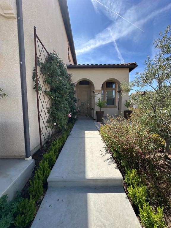 Image 3 of property listing at 11664 N Bella Verde Avenue, Fresno, CA 93730