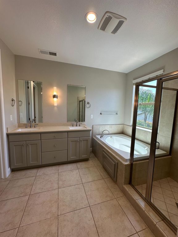 Image 30 of property listing at 11664 N Bella Verde Avenue, Fresno, CA 93730