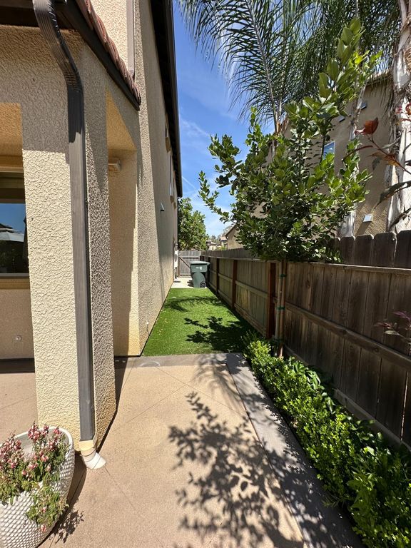 Image 36 of property listing at 11664 N Bella Verde Avenue, Fresno, CA 93730