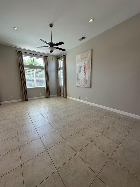 Image 4 of property listing at 11664 N Bella Verde Avenue, Fresno, CA 93730