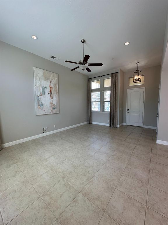 Image 5 of property listing at 11664 N Bella Verde Avenue, Fresno, CA 93730